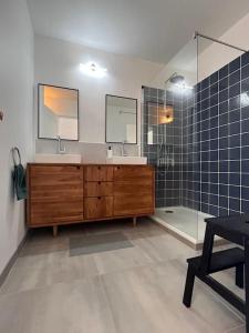 a bathroom with two sinks and a shower at Villa Perpignan avec piscine - Route des plages in Perpignan