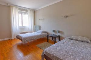 ein Zimmer mit zwei Betten und einem Fenster in der Unterkunft Maison indépendante proche Paris Saclay, Massy in La Ville-du-Bois