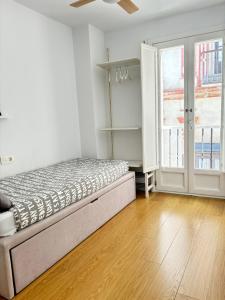 Łóżko lub łóżka w pokoju w obiekcie LUMINOSO APARTAMENTO en el centro de Cádiz