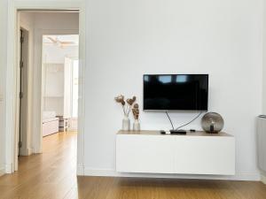 Telewizja i/lub zestaw kina domowego w obiekcie LUMINOSO APARTAMENTO en el centro de Cádiz