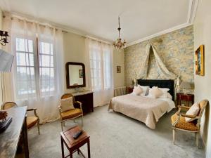 Ένα ή περισσότερα κρεβάτια σε δωμάτιο στο Château des Feugerets