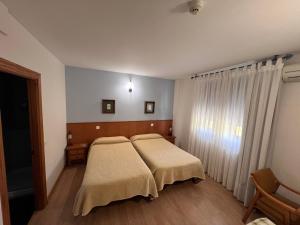Кровать или кровати в номере Hotel Puente de Piedra +6 фотографий