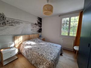 une chambre avec un lit et un tableau au mur dans l'établissement Villa Saint Trojan, à Saint-Trojan-les-Bains