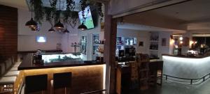 un bar en un restaurante con un mostrador en Despina Apts by Estia, en Gouves
