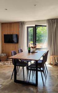 a dining room with a wooden table and chairs at Chata Fraluq in Tatobity