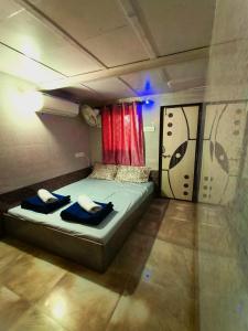 Una cama o camas en una habitación de Crescent Holiday Homes