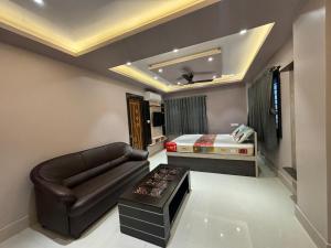 Un pat sau paturi într-o cameră la SR Hotel +7 fotografii