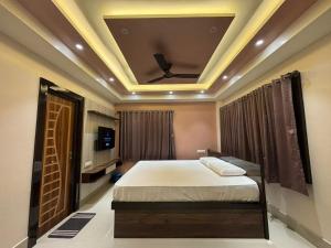 Un pat sau paturi într-o cameră la SR Hotel