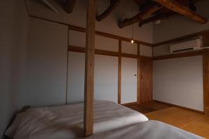 Voodi või voodid majutusasutuse 町に停泊する港のフロント moyai 舫 toas