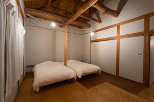 Voodi või voodid majutusasutuse 町に停泊する港のフロント moyai 舫 toas