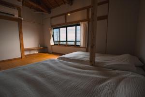 Voodi või voodid majutusasutuse 町に停泊する港のフロント moyai 舫 toas