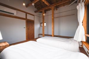 Voodi või voodid majutusasutuse 町に停泊する港のフロント moyai 舫 toas