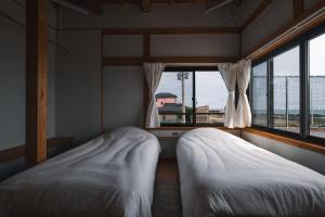 Voodi või voodid majutusasutuse 町に停泊する港のフロント moyai 舫 toas