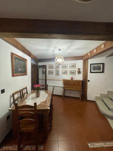 Un comedor con mesa y sillas en Casa rural los J esuses, en Lillo 32 fotos más