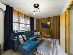 TV a/nebo společenská místnost v ubytování ApartamentySnu, Dom na Przedmieściu + 9 fotografií