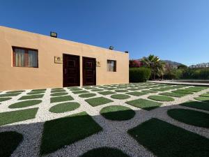 un edificio con un motivo verde e bianco sul terreno di Al Bayan Palms a Nizwa