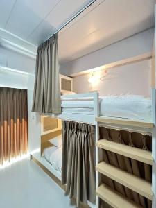 清迈Phak Phing Hostel的一间卧室配有双层床。