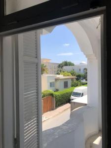 una ventana abierta con vistas a la calle en Dar Sammoud A1, en Kelibia