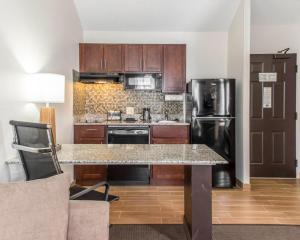 Dapur atau dapur kecil di MainStay Suites Pittsburgh Airport