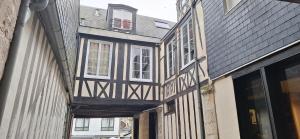 a building with black and white trim and windows at Le Vieux Palais Hypercentre Rouen, Place Vieux Marché - Linge & Ménage Inclus in Rouen