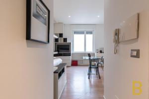Kuchyňa alebo kuchynka v ubytovaní BePlace Garibaldi Suites