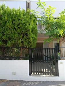 une porte noire devant une maison dans l'établissement Casa Vacanze 'La Scogliera', à Bisceglie 24 autres photos