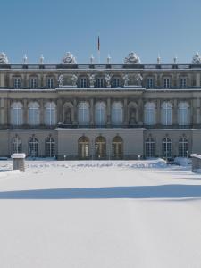 ein großes Gebäude mit Schnee davor in der Unterkunft Chiemsee Cottage in Prien am Chiemsee