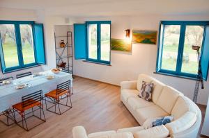 a living room with a couch and a table at La Traversa Di Bolsena in Bolsena