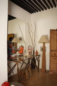 Una habitación con una mesa con una lámpara y otros elementos. en L'Abyssin de Tanger, en Tánger