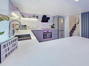 Η κουζίνα ή μικρή κουζίνα στο Georgian Coach House in a Prime Location in Deal