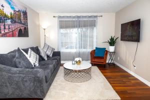una sala de estar con un sofá y una mesa en Beautiful House 2 bedroom, en Belleville