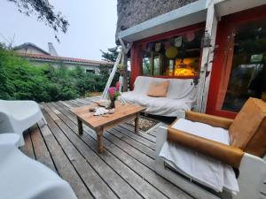 a porch with a hammock and a table and chairs at Casa Encantada, Habitaciones privadas y áreas compartidas in La Aguada