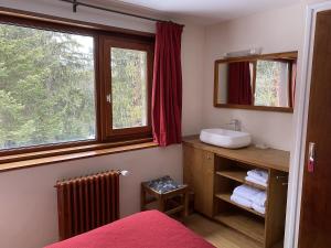 ein Badezimmer mit Waschbecken und Spiegel in der Unterkunft Courchevel 1850 in Courchevel