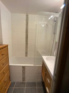 ein Badezimmer mit Dusche, Badewanne und Waschbecken in der Unterkunft Courchevel 1850 in Courchevel + 14 Fotos