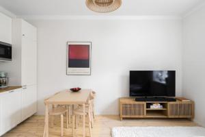 TV a/nebo společenská místnost v ubytování Apartment in Kamppi