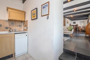 eine Küche mit Spüle und Geschirrspüler in der Unterkunft Bwthyn Beatties in Haverfordwest + 26 Fotos
