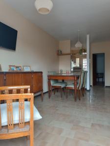 een woonkamer met een eettafel en stoelen bij Santa Ana Alojamiento in Puerto Madryn