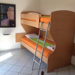 Palanda nebo palandy na pokoji v ubytování Flanell Apartments