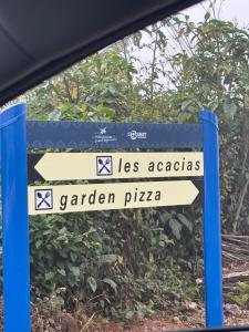 a street sign for las acacias garden pizza at Les Acacias à Dos dâne in La Possession