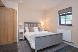 ein Schlafzimmer mit einem Bett und einem Fenster in der Unterkunft Bwthyn Clyd in Haverfordwest