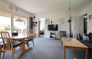 Una sala de estar con una mesa y un comedor. en Holiday Home Bjørnsknudevej Juelsminde, en Juelsminde 9 fotos más