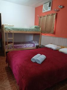 2 Betten in einem Zimmer mit 2 Etagenbetten in der Unterkunft Hostel el Amanecer in Puerto Iguazú