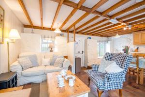 un salon avec un canapé et une table dans l'établissement Small Cottage, à Haverfordwest
