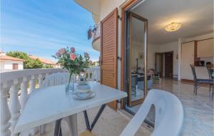 Rõdu või terrass majutusasutuses Beautiful Apartment In Zambratija