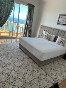a bedroom with a bed with a view of the ocean at Riad Ras Lafaa in Safi
