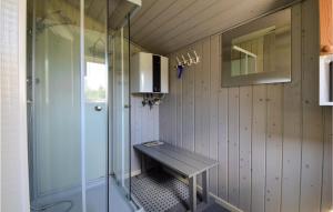 Una ducha a ras de suelo y un banco en un baño. en Holiday Home Bjørnsknudevej Juelsminde, en Juelsminde
