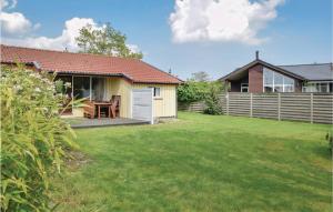 una casa con un patio con una valla y una mesa en Holiday Home Bjørnsknudevej Juelsminde, en Juelsminde