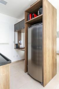 una cucina con frigorifero in acciaio inox e mobili in legno di Vista de Cinema Praia da Armação dos Búzios a Búzios