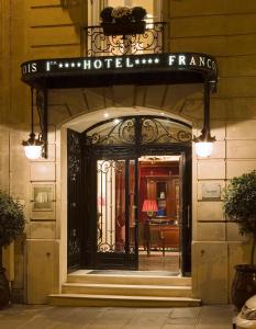 een toegang tot een hotel met een bord over een deur bij Francois 1er in Parijs