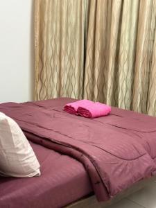 Ένα ή περισσότερα κρεβάτια σε δωμάτιο στο Rozu Homestay Shah Alam